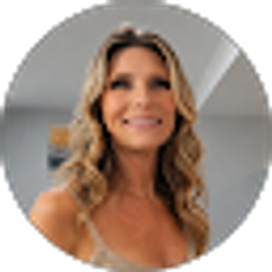 Profile photo of Danielle Dinnius
