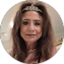 Profile photo of Luci Besmertnik