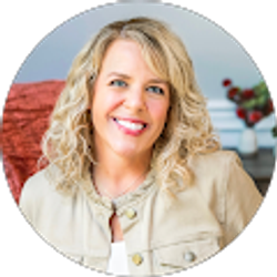 Profile photo of Julie Vandeveer