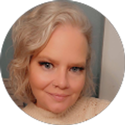 Profile photo of Angela (LadiiGemini)