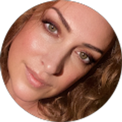 Profile photo of Danielle Tomaz