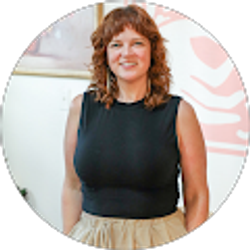 Profile photo of Lindsay Neely