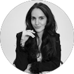 Profile photo of Julianna Julia