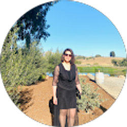 Profile photo of Ellie Razmi