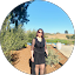 Profile photo of Ellie Razmi