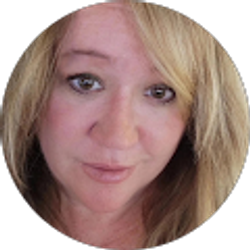 Profile photo of Holly Ayerbondi