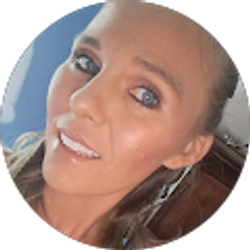 Profile photo of julia the car gal