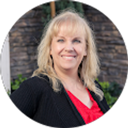 Profile photo of Raylene - Forever Us Destination Weddings