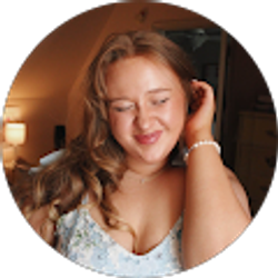 Profile photo of Elle Simons