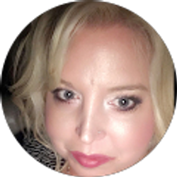 Profile photo of Amanda Simsalek