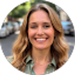 Profile photo of Amanda Poll