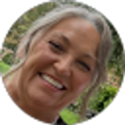Profile photo of Lisa Bowles