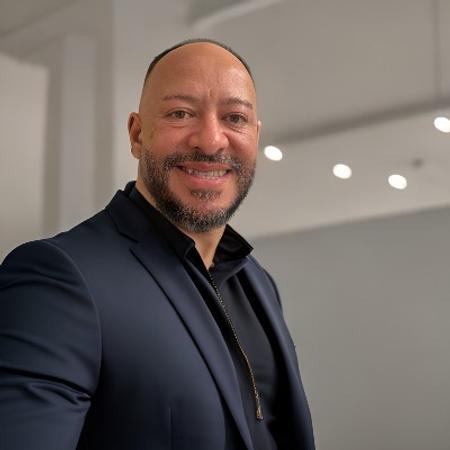 Profile photo of a State Farm Agent named: Lester Quiroa