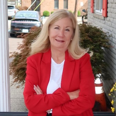 Profile photo of a State Farm Agent named: Sue Crowe